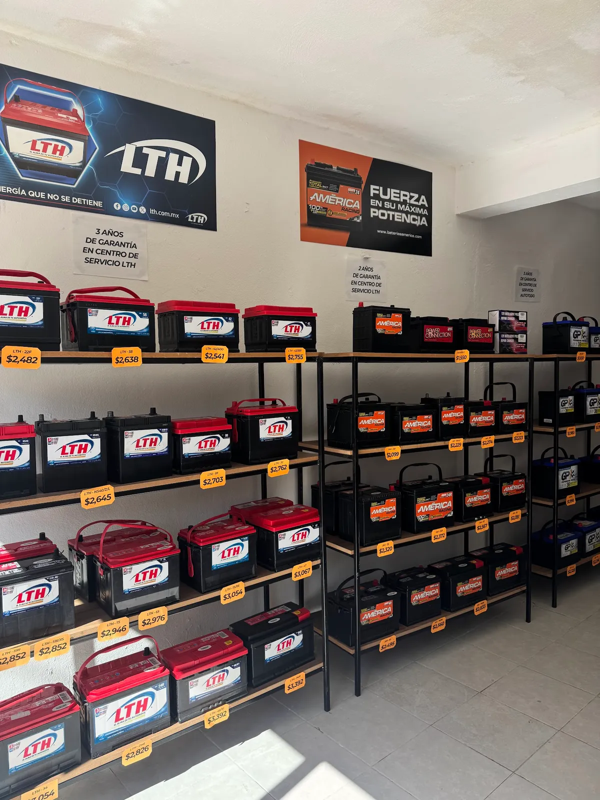 Estantería de baterías LTH, América y GP en sucursal Baterías Ramírez