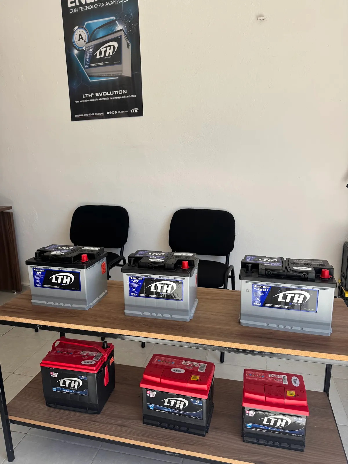 Baterías LTH Evolution y Hi-Tec en mostrador de Baterías Ramírez