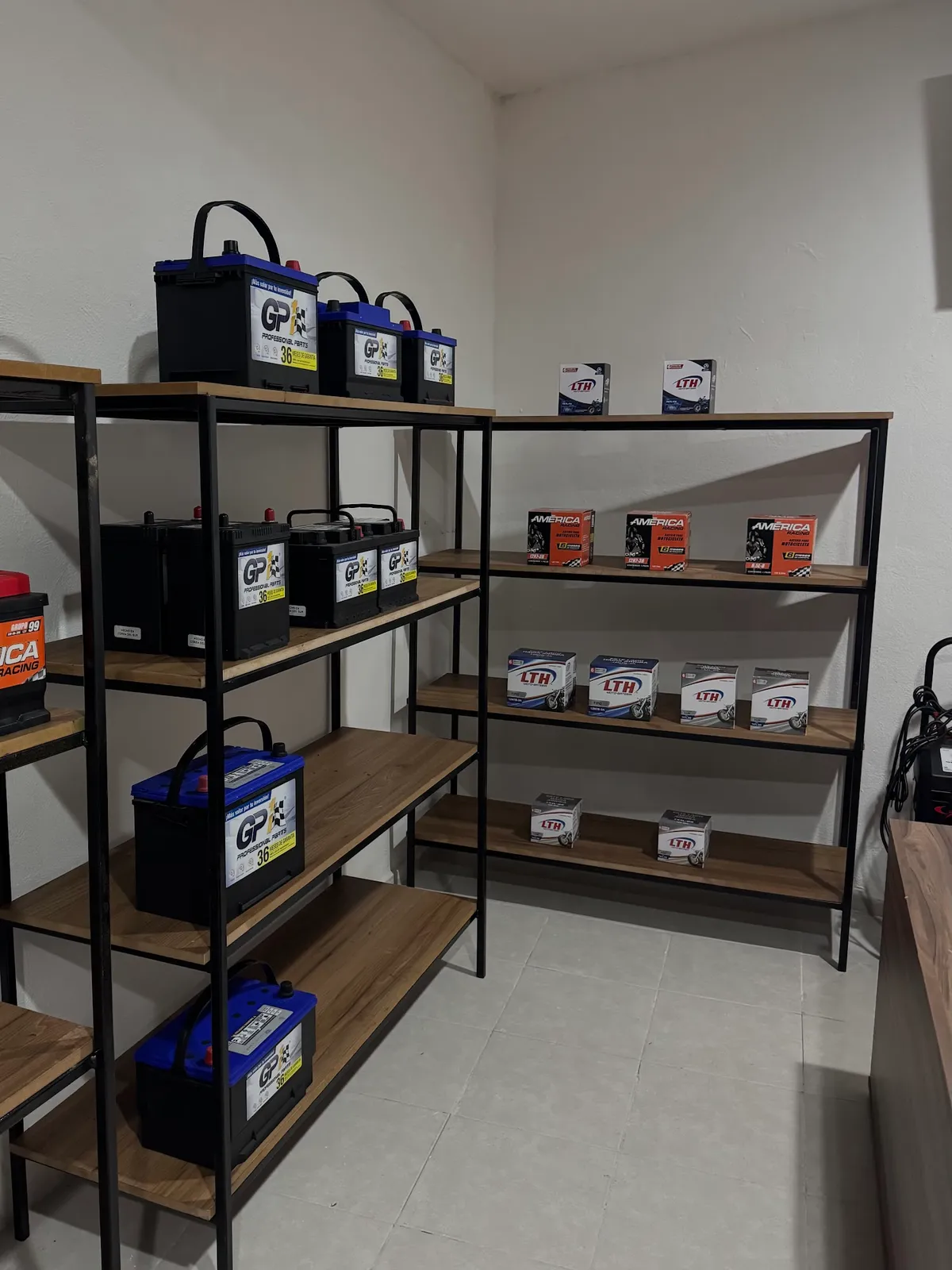 Exhibición de acumuladores GP Professional Parts y América Racing